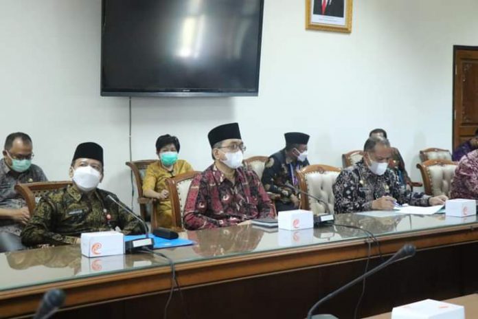 Rapat bersama Pemerintah Provinsi Jambi dalam rangka persiapan Musabaqah Tilawatil Qur’an (MTQ) ke-50 Tingkat Provinsi Jambi di Aula Kantor Gubernur Jambi, kamis (12/08/21).