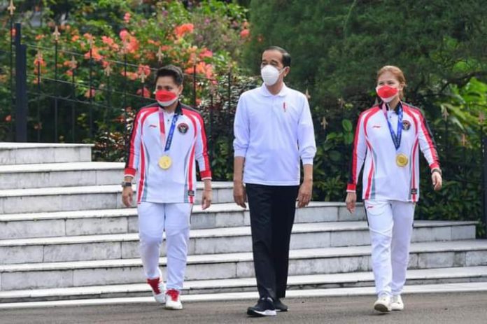 Presiden Joko Widodo menerima kontingen Indonesia yang berlaga di Olimpiade Tokyo 2020, sekaligus menyerahkan bonus apresiasi bagi para atlet dan para pelatih di halaman Istana Kepresidenan Bogor, Jawa Barat, Jumat (13/8) pagi.