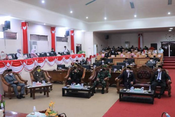 Bupati Tanjung Jabung Barat Drs. H. Anwar Sadat M. Ag, menghadiri Rapat Paripurna DPRD