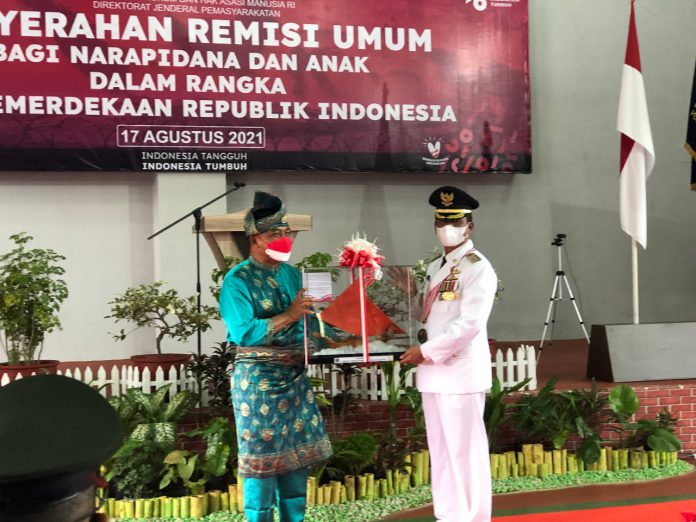 Lapas Batam bersama UPT Pemasyarakatan di Kota Batam menyelenggarakan penyerahan remisi bagi Narapidana dan Anak dalam Rangka Hari Kemerdekaan Republik Indonesia, Selasa (17/8).