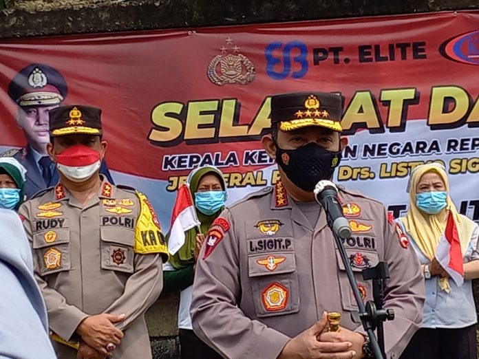 Kapolri Jenderal Listyo Sigit Prabowo meninjau langsung kegiatan vaksinasi massal yang berkolaborasi bersama dengan Konfederasi Serikat Buruh Seluruh Indonesia (KSBSI) di PT. Elite, Tangerang, Banten, Kamis (11/8/2021).