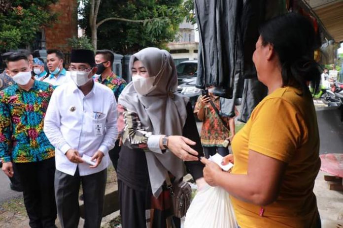 10 Muharram Bupati Anwar Sadat Beserta Istri Membagikan 800 Paket Sembako