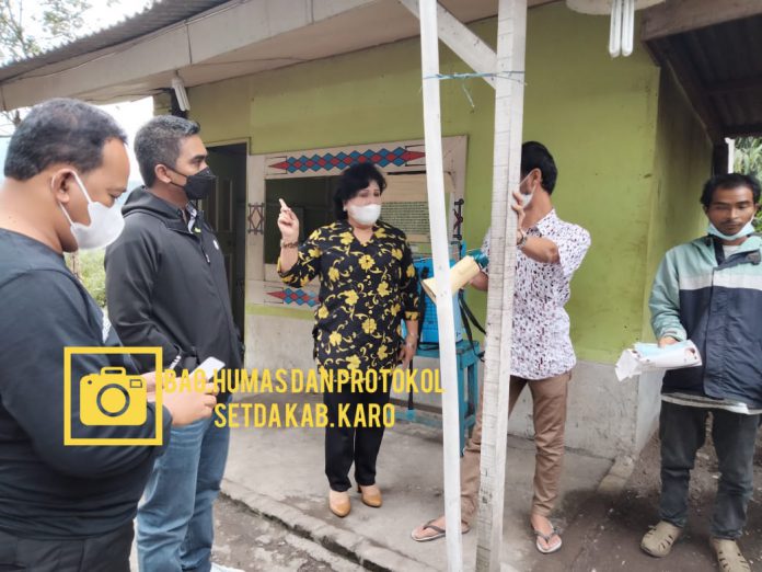 Bupati dan Wakil Bupati Karo di Pos Restibusi Pemandian Air Panas Doulu