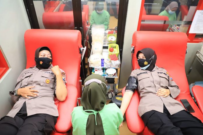 Polwan Polres Kediri donor darah di kantor PMI