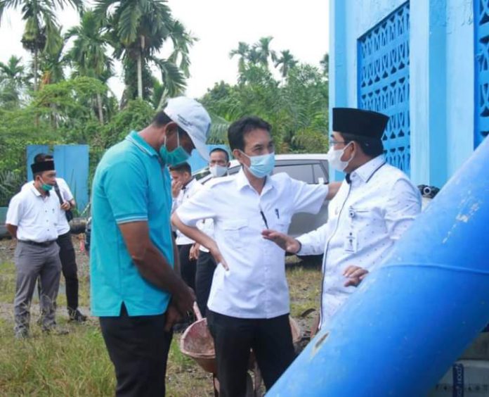 Bupati Tanjab Barat Meninjau Pergantian Kapasitas Pompa PDAM di Parit Pudin Kecamatan Pengabuan, dan PDAM Tirta Pengabuan Instalasi Pengolahan Air (IPA) Bram Itam jalan Parit Panting 2, Rabu (25/08/21).