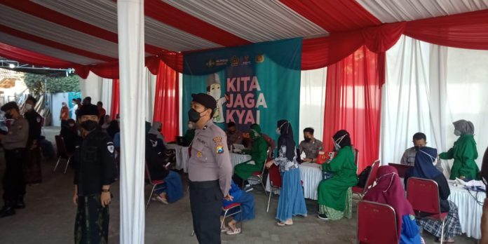 Vaksinasi covid 19 santri Kwagean Kediri