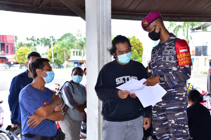 Kegiatan vaksinasi kepada masyarakat maritim di Alun-alun Kota Baru Aimas, Distrik Aimas, Kabupaten Sorong, Papua Barat. Selasa (31/08/2021).