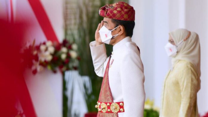 Presiden Joko Widodo tampak mengenakan pakaian adat khas Lampung saat memimpin Upacara Peringatan Detik-Detik Proklamasi di Istana Merdeka, Jakarta, pada Selasa, 17 Agustus 2021. Foto: BPMI Setpres/Muchlis Jr.