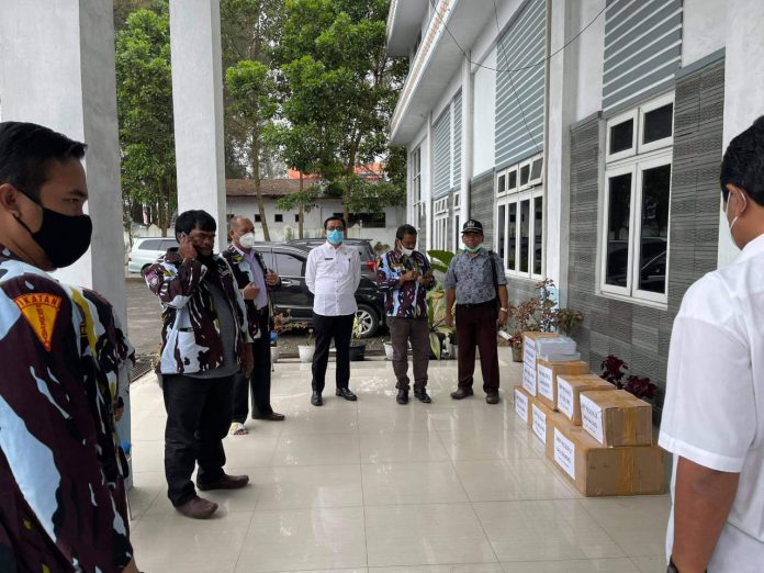 Penyerahan sumbangan buku dan alat kesehatan oleh DPD IPK KARO kepada perwakilan SMPN 2 Lau Baleng