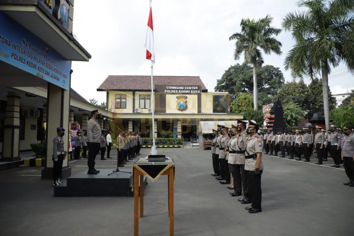 Kapolres Kediri kota memimpin serah terima jabatan