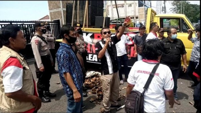 Aksi demo Ikatan Pemuda Kediri di depan kantor Kabupaten Kediri