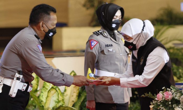 Pemotongan tumpeng oleh Gubernur Jatim dalam acara HUT Sat Lantas ke 66