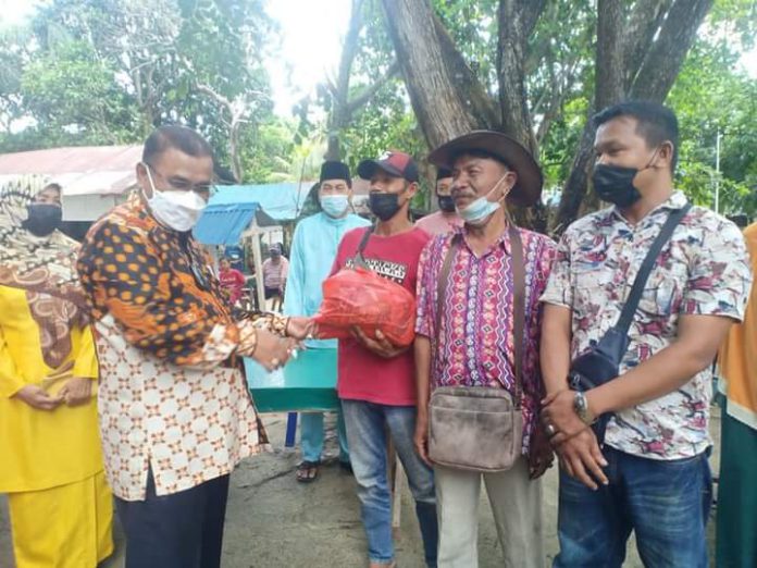 Bupati Karimun, Aunur Rapiq bagikan sembako ke pedagang Pantai Pelawan