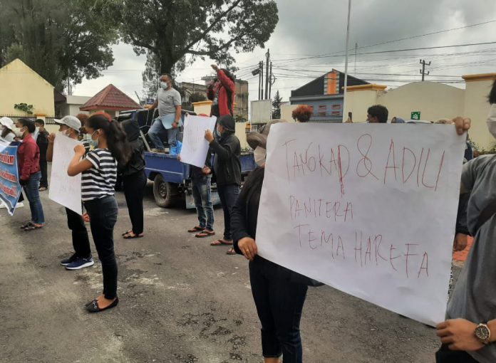 Tampak Warga menyampaikan Aspirasi di depan Halaman Pengadilan Negeri Kabanjahe