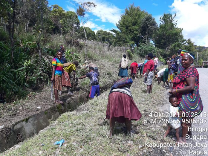 TNI-Polri se-Kabupaten Intan Jaya kembali mengadakan karya bakti dan bakti sosial di Kampung Bilogai dan Kampung Yokapatapa, Distrik Sugapa, Kabupaten Intan Jaya, Senin, (4/10) 