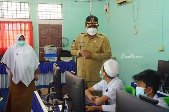 Bupati Karimun, Aunur Rafiq tinjau Berlangsungnya Proses Belajar Tatap Muka