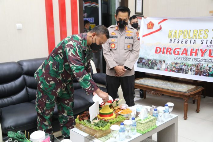 Pemotongan tumpeng oleh Komandan Kodim 0807