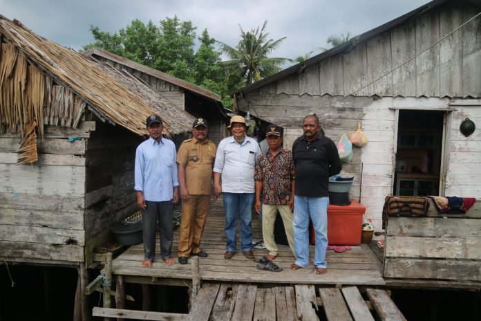 Thohir Kemeja Putih bersama masyarakat Pesisir Kepulauan Riau