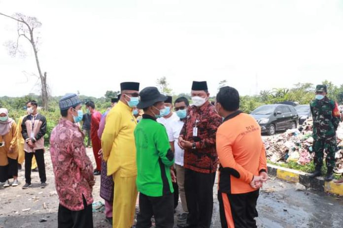 Wabup Hairan, SH meninjau langsung Tempat Pemrosesan Akhir (TPA) yang berada di Desa Lubuk Terentang Kecamatan Betara, Rabu (06/10/21).