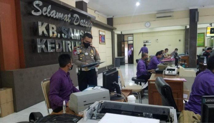 Kasat lantas Kediri saat melakukan inspeksi mendadak (sidak)