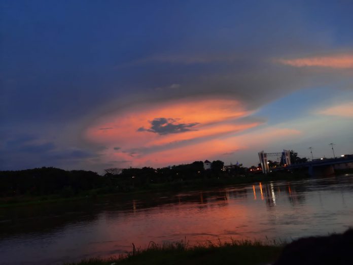 Suasana sungai brantas di sore hari