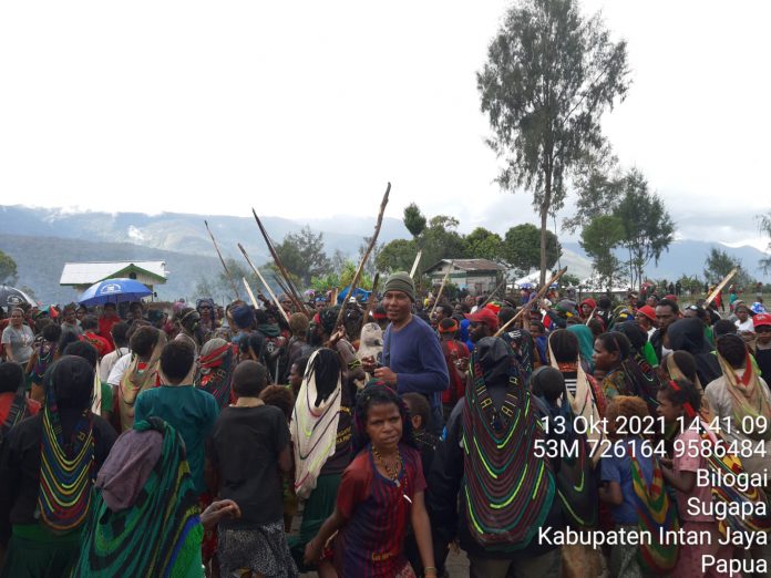 Ribuan masyarakat Intan Jaya, Rabu pagi, (13/10/2021), mengadakan upacara bakar batu