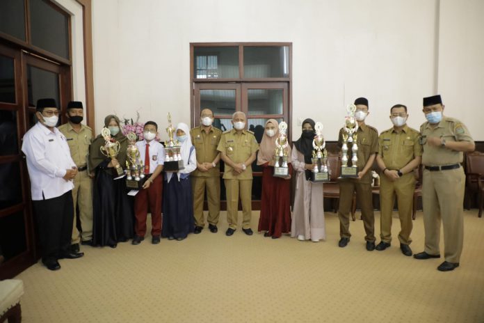 Bupati Asahan (Tengah) foto bersama dengan para juara Lomba Seni Qasidah