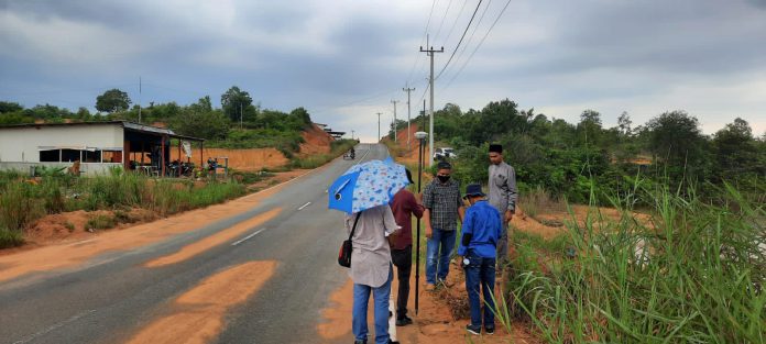 Tim Angraria Bintan mengukur jalan Pasar Baru Menuju Tanjung Permai