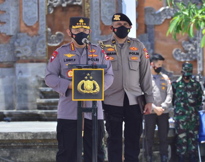 Kapolri Jenderal Listyo Sigit Prabowo memimpin Apel gelar pasukan dalam rangka kesiapan penerimaan Wisatawan Mancanegara (Wisman) di Bandara Internasional I Gusti Ngurah Rai, Bali, Sabtu (23/10).