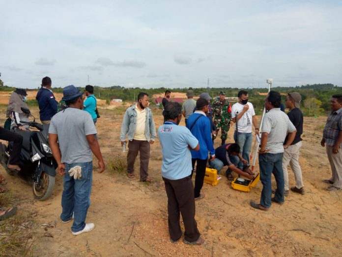 Ahli Waris saat pengukuran tanah bersama Pihak BPN Bintan