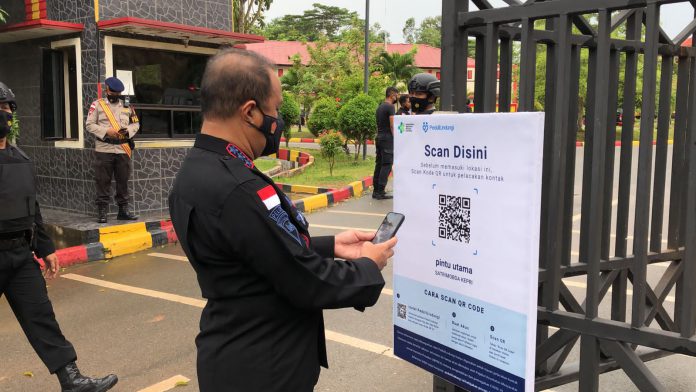 Untuk memenuhi syarat masuk Mako Satbrimob Polda Kepri, personel maupun tamu wajib Scanning QR Code aplikasi PeduliLindungi.