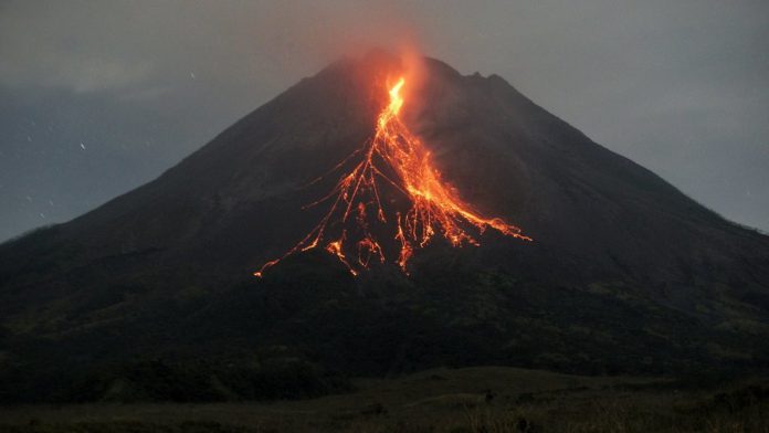 Gunung Merapi mengeluarkan awan panas guguran dipotret dari Srumbung, Magelang, Jateng, Kamis (6/5/2021). ANTARA FOTO/Andreas Fitri Atmoko/hp.