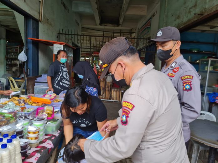 Personil Polsek Bengkong saat memberikan masker kepada warga, Rabu (03/11/2021) Foto: Dok.Polsek