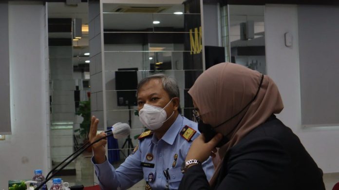 Kepala Kantor Imigrasi Kelas I Khusus TPI Batam Ismoyo Saat berdiskusi bersama konsulat, Rabu (03/11/2021) (Fot.dok)