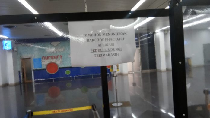 Meja pemeriksaan PCR di Bandara Soekarno-Hatta yang melompong. Foto/tata (27/10/21)