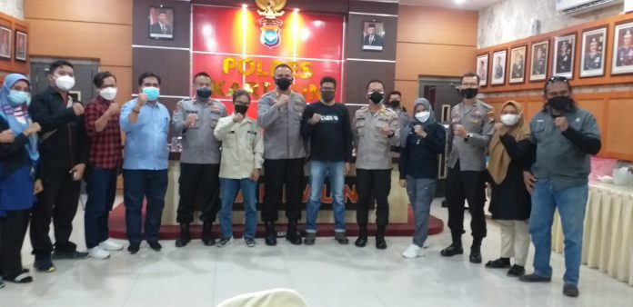 Foto bersama Kapolres Karimun dengan insan media pers Karimun, Senin (1/11/21). Foto/sajirun s/mimbarpublik.com