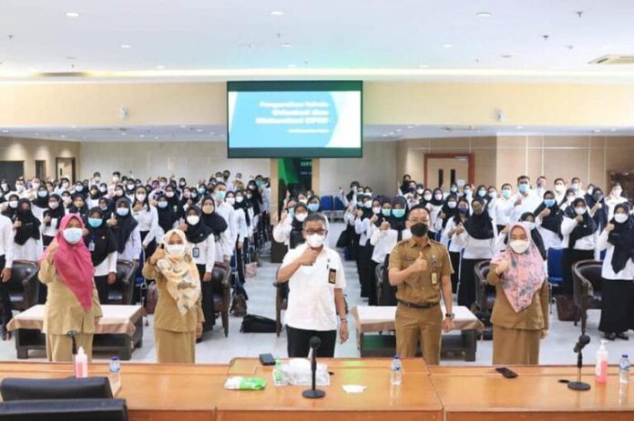 Sekda Batam Jefridin bersama CPNS, Selasa (2/11/2021) Fot: Humas