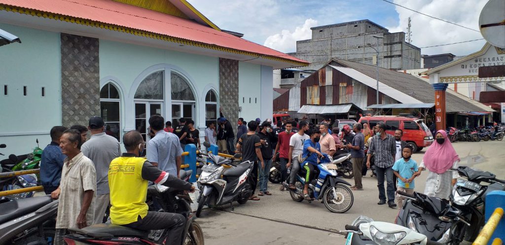 Warga yang menunggu di luar pelabuhan Tanjung Berlian, Rabu (3/11/2021) Foto: sajiruns/mimbarpublik