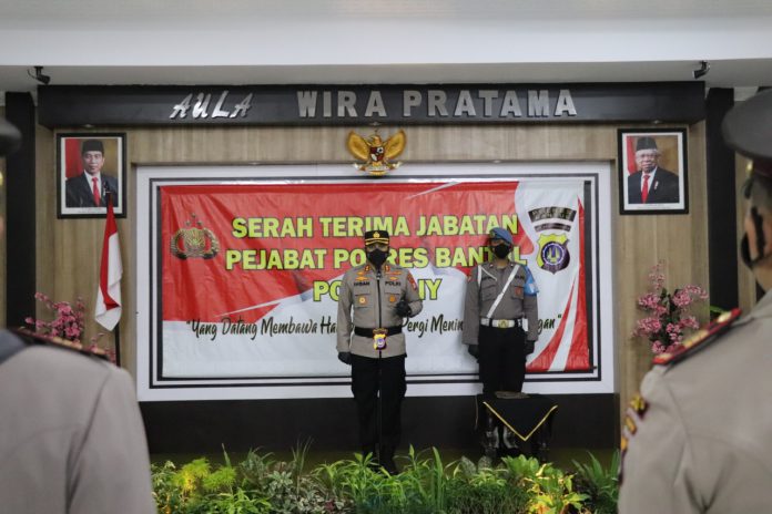 Upacara serah terima jabatan digelar di Aula Wira Pratama Polres Bantul, Kamis (4/11/2021) dan dipimpin langsung oleh Kapolres Bantul AKBP Ihsan. (Foto/Dok)