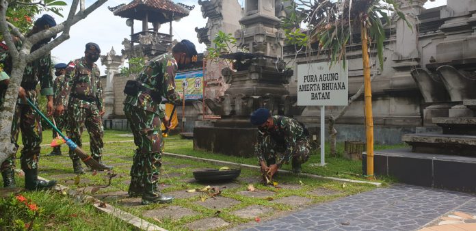 Personil Brimob Polda Kepri saat bersihkan tempat ibadah di Pura Agung Batam, Jum'at (05/11/2021) (fot/non)