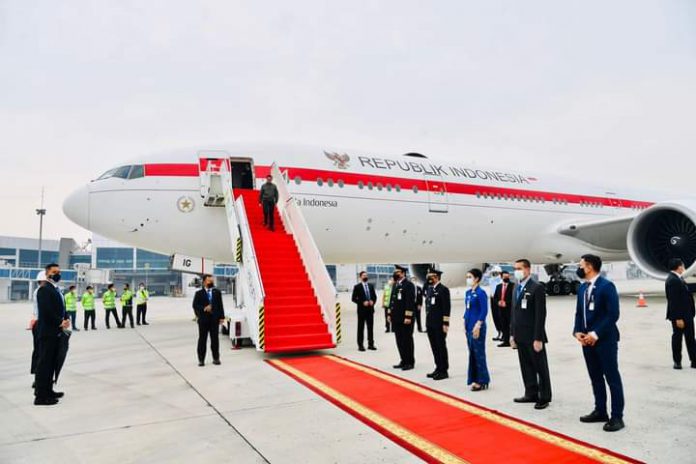 Pesawat Garuda Indonesia-1 yang membawa Presiden Joko Widodo dan rombongan mendarat di Bandar Udara Internasional Soekarno Hatta, Tangerang, Banten, Jumat 5 November 2021. (Fot/BPMI/Setpres)