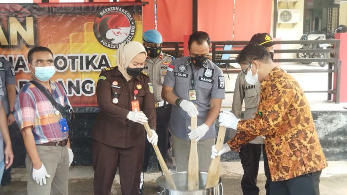 Kasat Resnarkoba Polresta Barelang Kompol Lulik Febyantara saat melakukan pemusnahan Barang bukti, Jum'at (05/11/2021) fot by: non