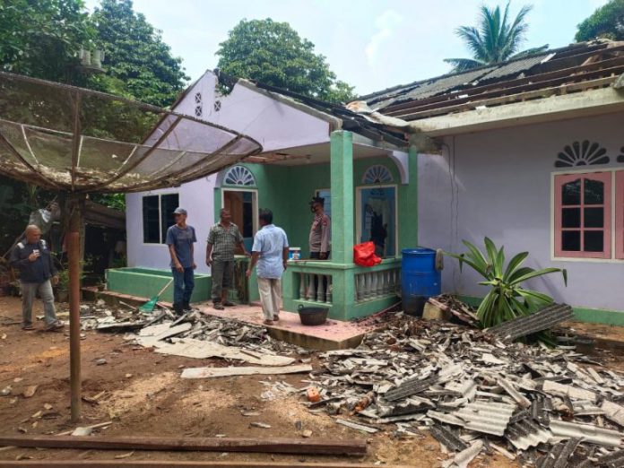 Rumah warga yang tertimpa pohon. (Fot/Ad)