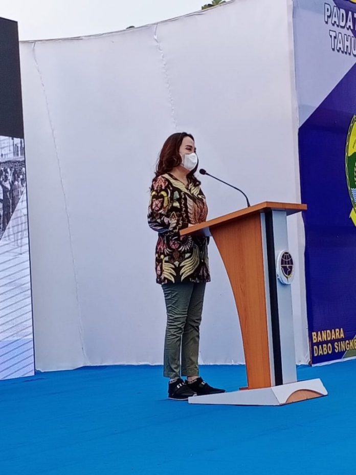 Anggota komisi V DPR-RI, Cen Sui Lan saat memberikan kata sambutan di Unit Pelayanan Bandara (UPB) Dabo Singkep, Lingga, Sabtu (16/10/2021) (Foto/Ade)