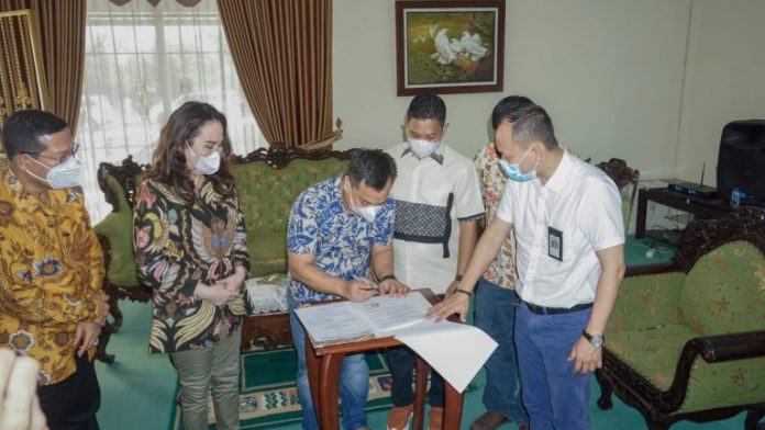 Pemerintah Kabupaten Lingga menyambut kedatangan rombongan anggota DPR RI Komisi V, Cen Sui Lan dan rombongan di Gedung Daerah, Dabosingkep, Sabtu (16/10/2021).