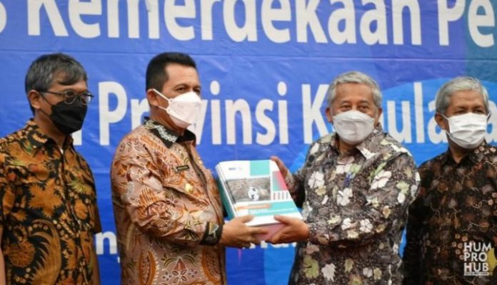 Ketua Dewan Pers Indonesia M. Nuh serahkan Laporan Survei Indeks Kebebasan Pers (IKP) kepada Gubernur Kepulauan Riau H. Ansar Ahmad di Ballroom Hotel Aston Tanjungpinang, Kamis (4/11) (Foto/Humas Pemprov Kepri)