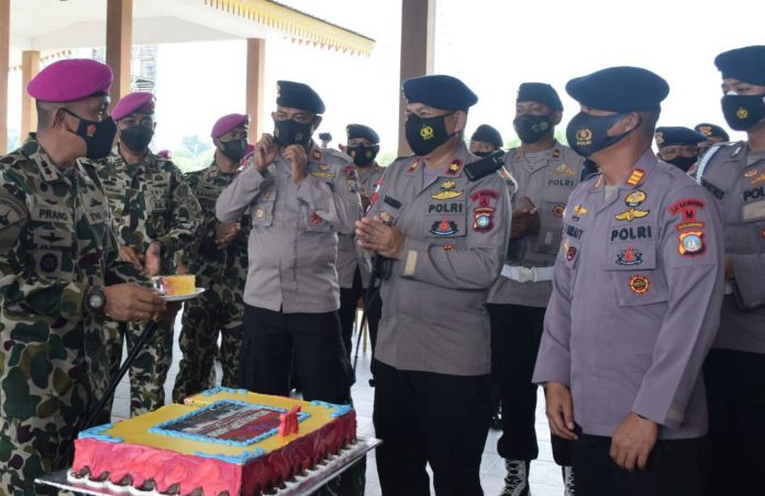 Satbrimob Polda Kepri saat memberikan kejutan ke Marinir, Senin (15/1/2021). Fot: non