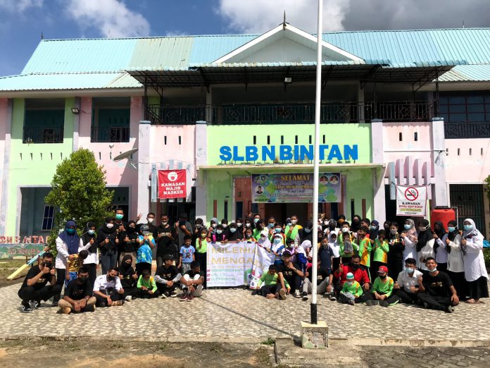 Bintan Education bersama siswa-siswa SLB Bintan usai kegiatan bakti sosial pada Rabu (17/11/2021) sekira pukul 10:00 WIB. (Foto: Jul/Mimbarpublik.com)