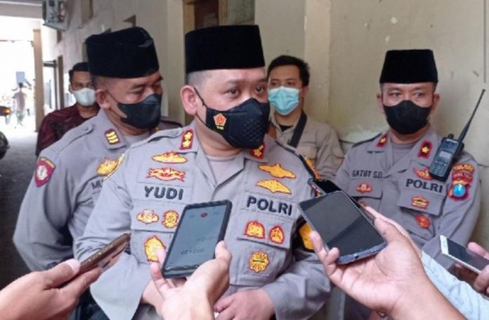 Kapolres kediri AKBP Wahyudi usai mendampingi dan melakukan pengawalan kegiatan di kampus IAI Tribakti Kediri, Kamis (18/11/2021) (Foto: Biro Kediri)