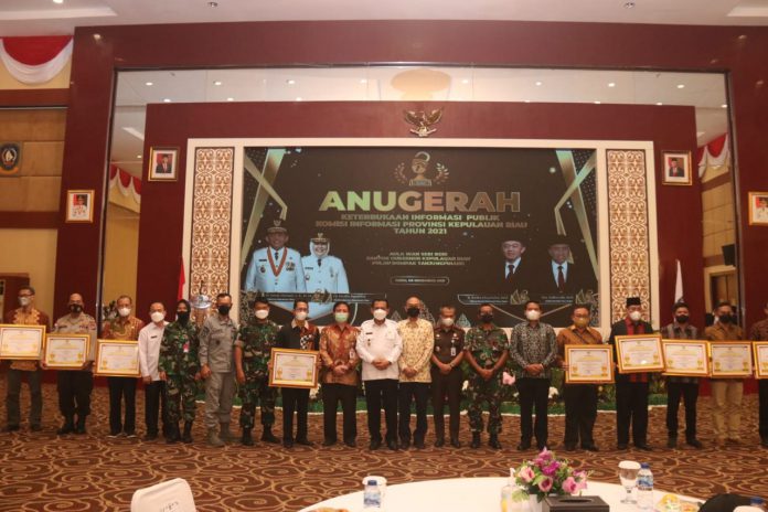 Penganugerahan diberikan oleh Gubernur Provinsi Kepri H. Ansar Ahmad, SE, MM kepada Kasubdit PID Bid Humas Polda Kepri AKBP Hotlan Butar Butar mewakili Polda Kepri, di Aula Wan Sari Beni Kantor Gubernur Kepri, Tanjungpinang, Rabu (8/12/2021). (Fot/dok)